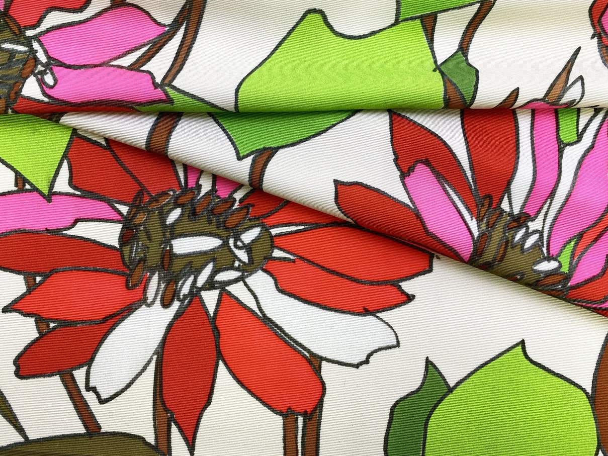 Ткань Платьевая  бежевого цвета красными цветами  29250 1