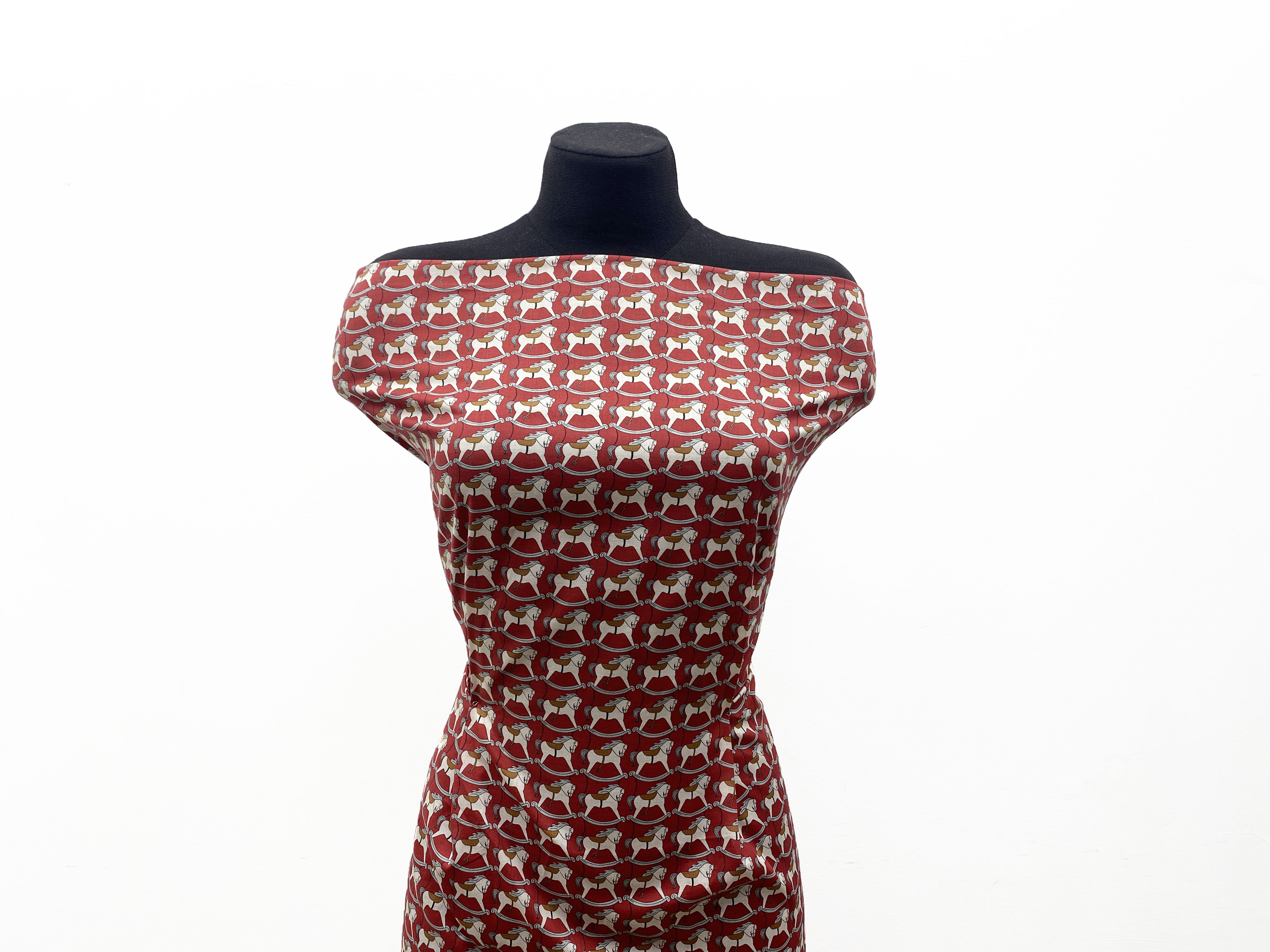 Ткань Поплин  красного цвета с принтом лошадь-качалка 14353 5